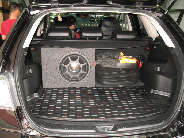 后尾箱低音炮图